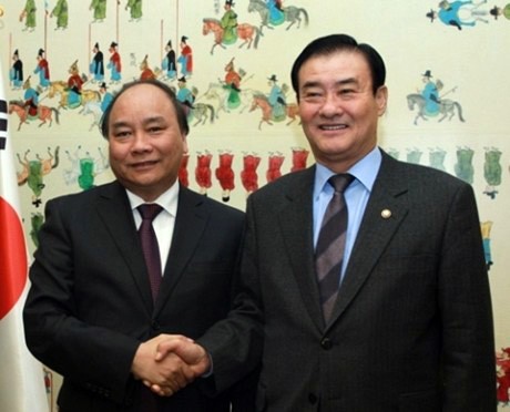 Phó Thủ tướng Nguyễn Xuân Phúc hội kiến với Chủ tịch Quốc hội Hàn Quốc Cang Chang Hi - ảnh 1